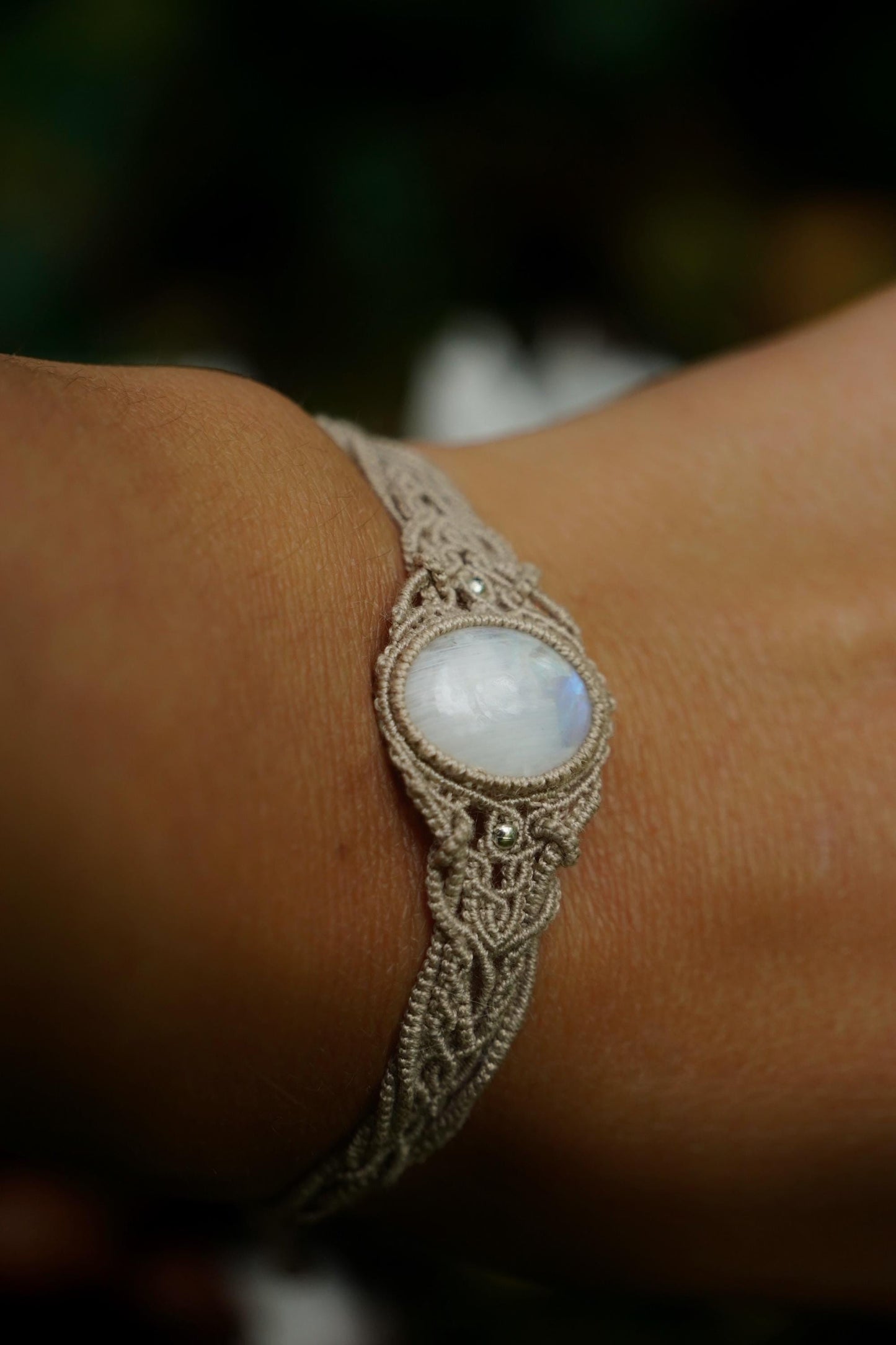 Bracelet Elfique en Micro Macramé avec Labradorite Blanche - Coton & Astrance