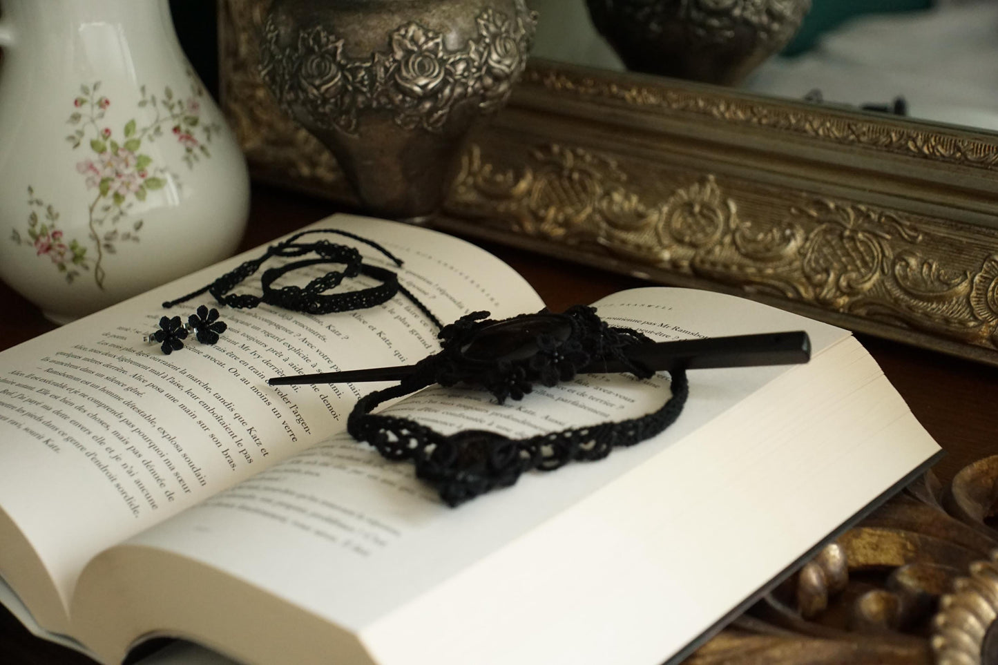 Puces d’oreilles gothiques fleurs noires et agates - Coton & Astrance