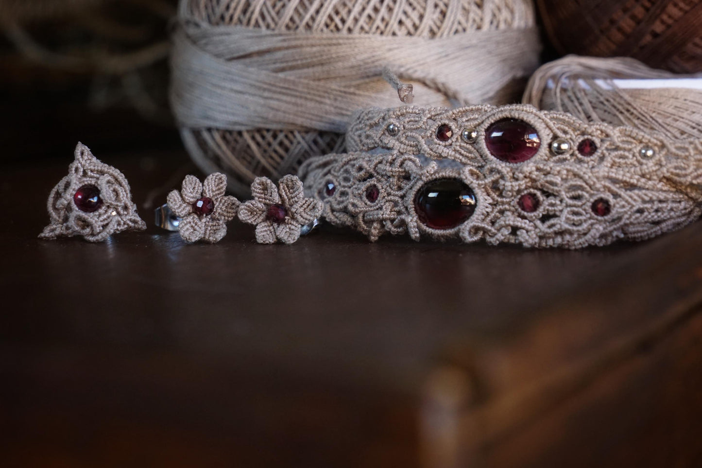 Mono Puce d’Oreille Triquetra en Micro Macramé et grenat rouge - Coton & Astrance