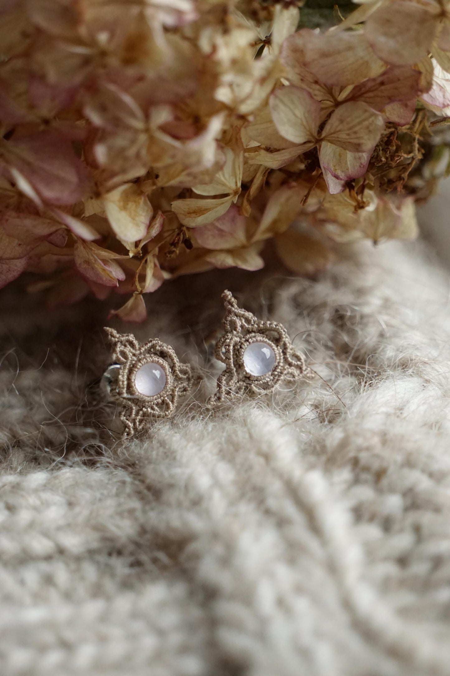 Puces Triangle Celtique en Quartz Rose - Coton & Astrance