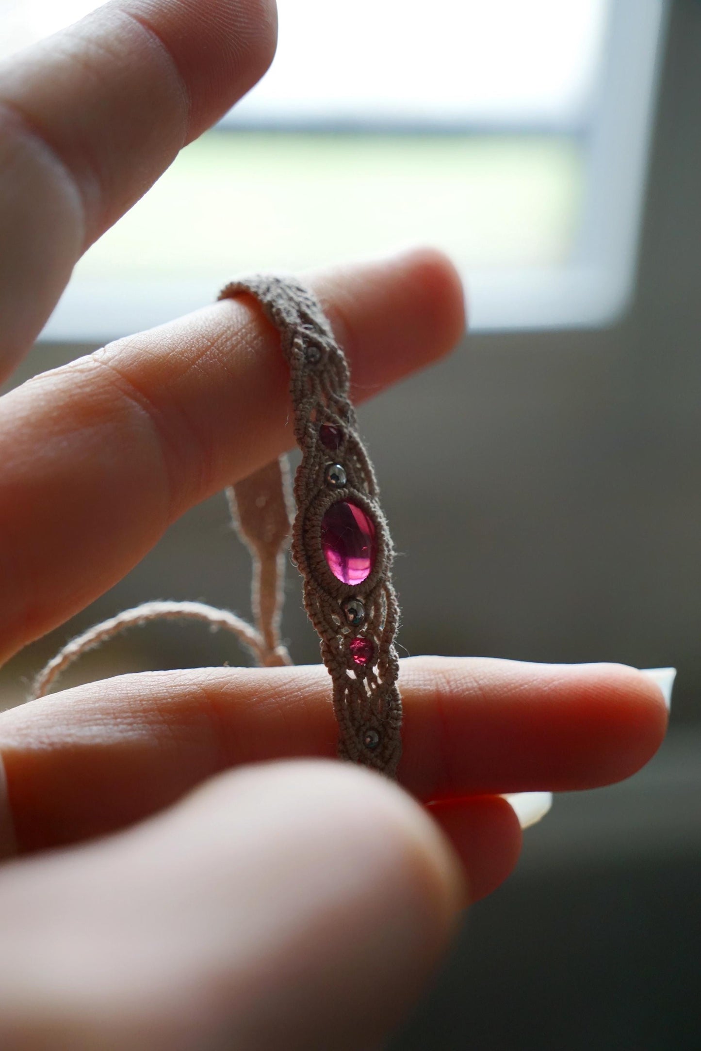 Bracelet femme en micro macramé et pierre naturelle rouge - Coton & Astrance