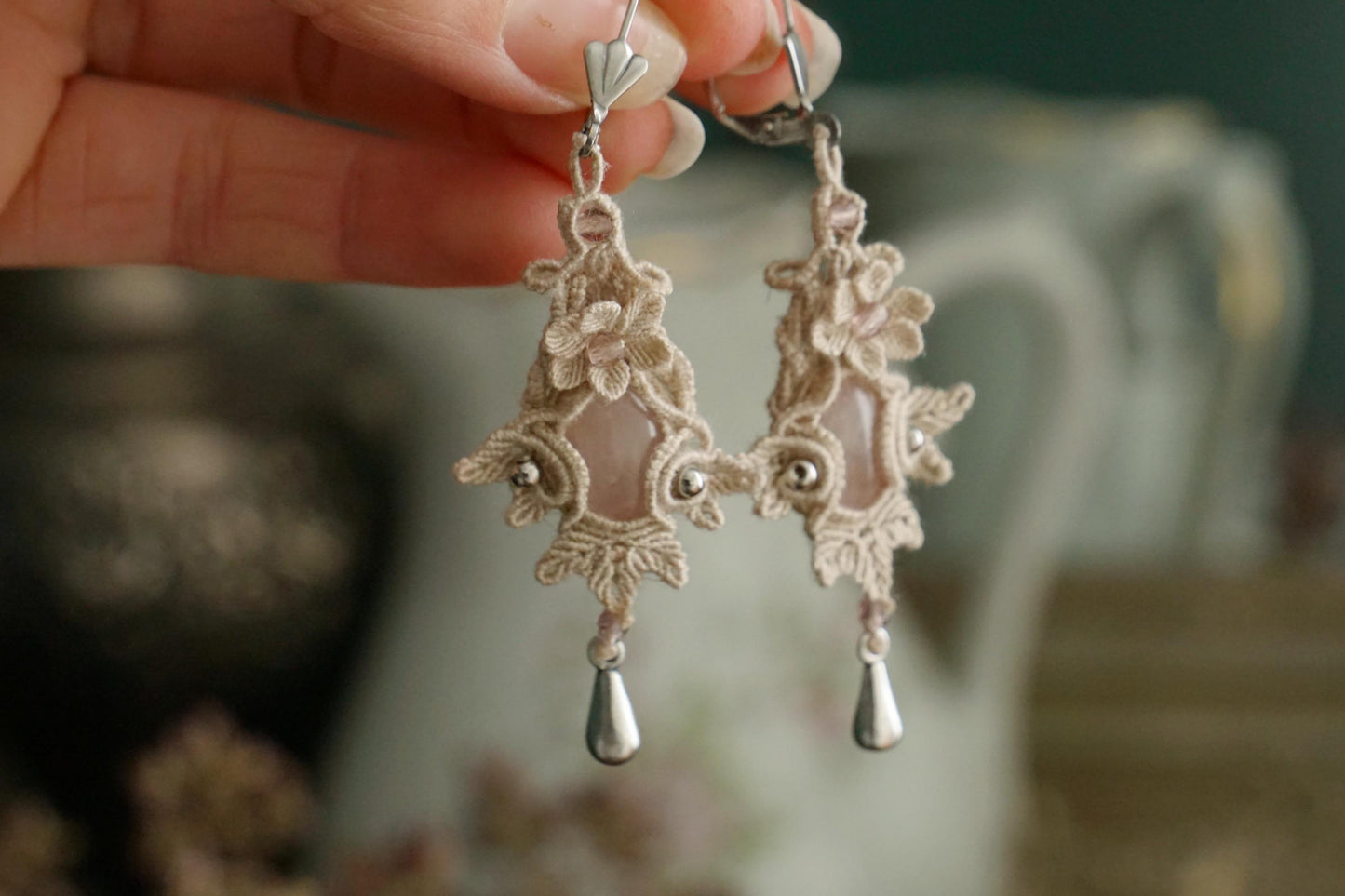 Boucles d’Oreilles Elfique en Micro Macramé avec Quartz Rose - Coton & Astrance