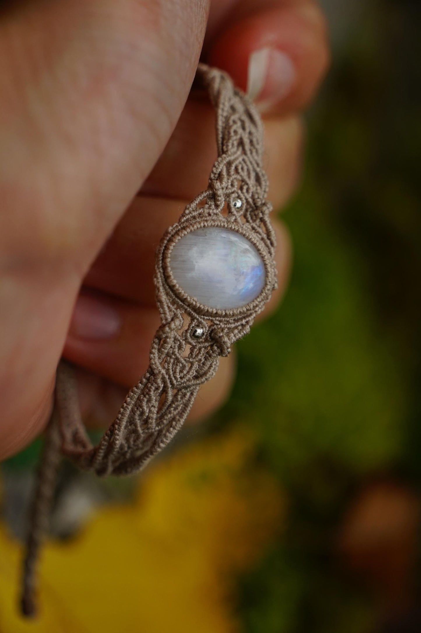 Bracelet Elfique en Micro Macramé avec Labradorite Blanche - Coton & Astrance