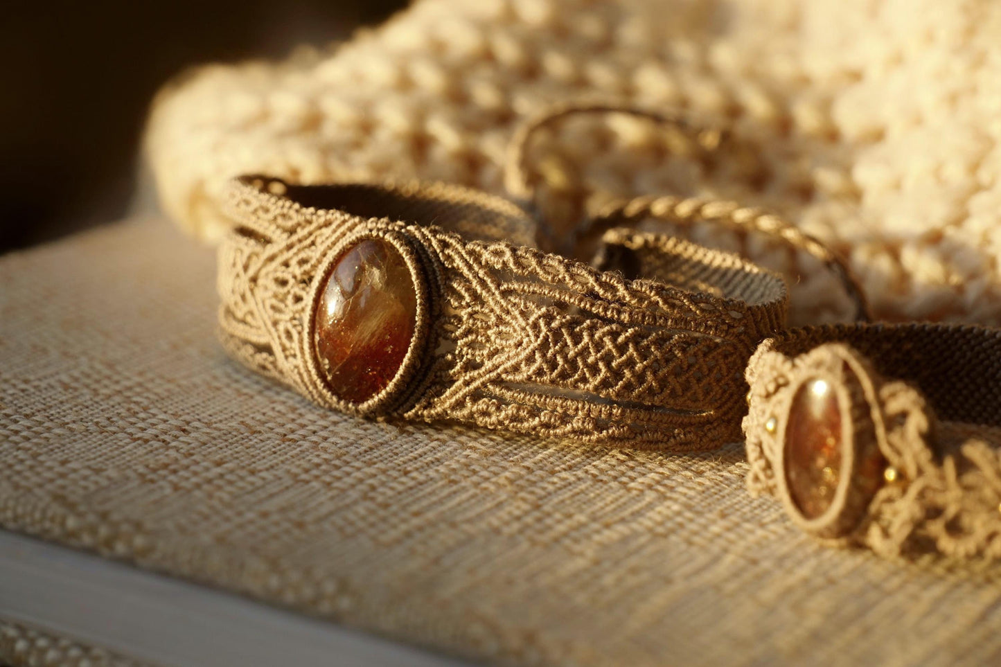 Bracelet manchette en micro macramé avec pierre de soleil de l’Oregon - Coton & Astrance