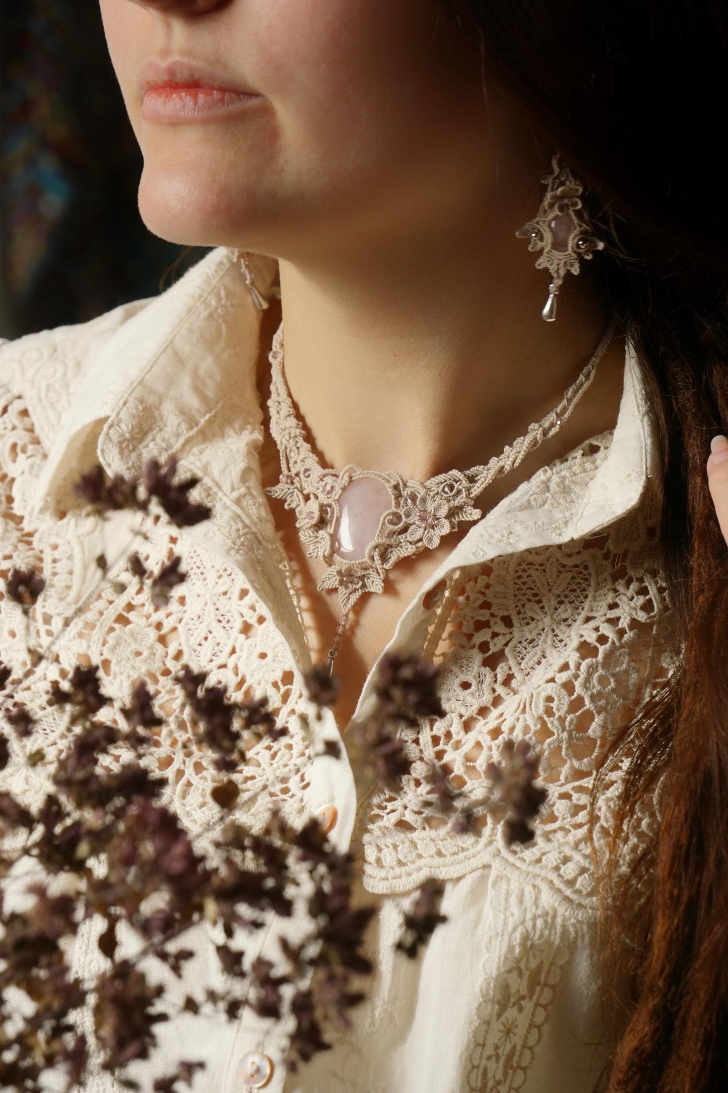 Collier en Micro-Macramé avec Quartz Rose - Coton & Astrance