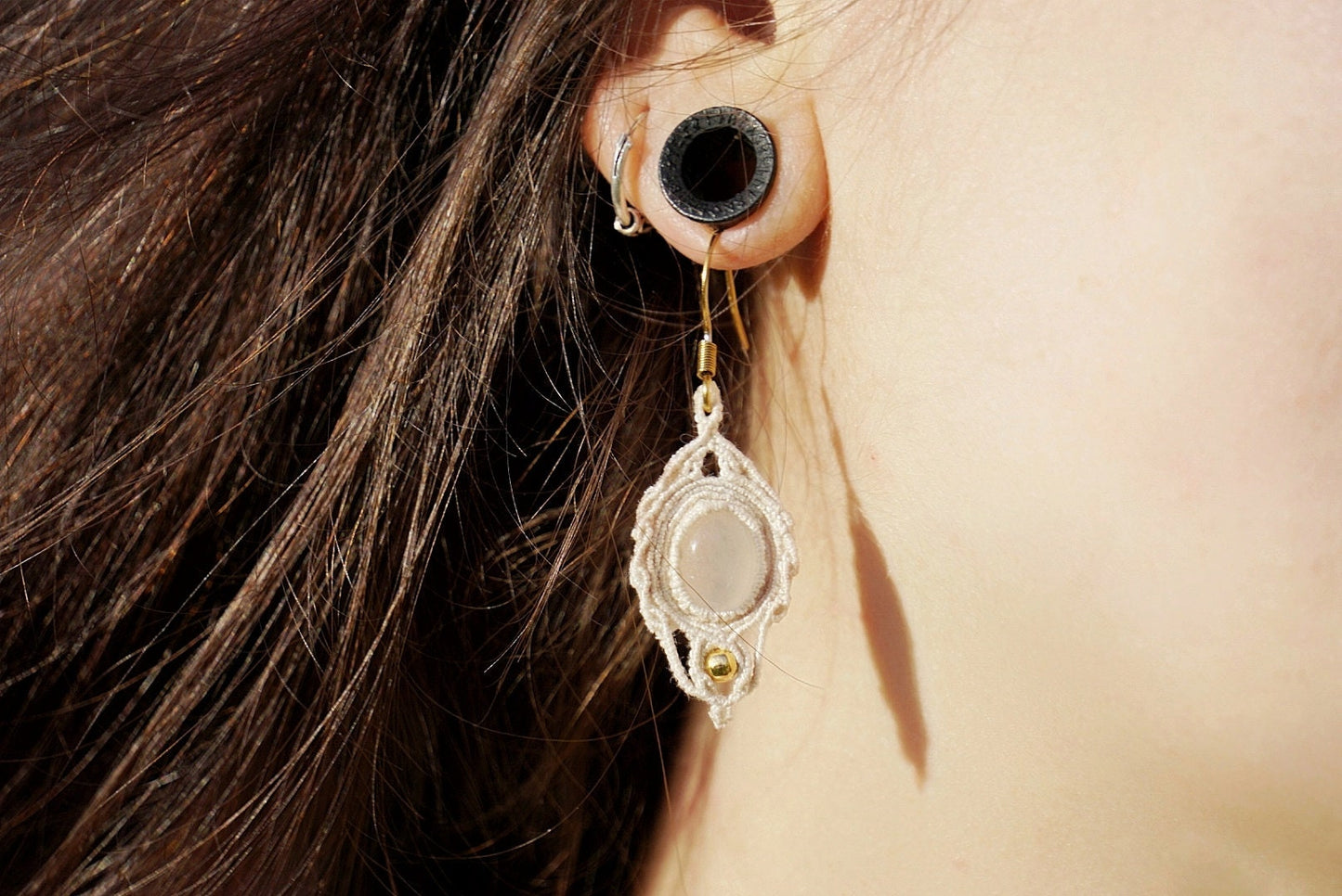 Boucles d'Oreilles en Micro Macramé en Jade Blanc - Coton & Astrance
