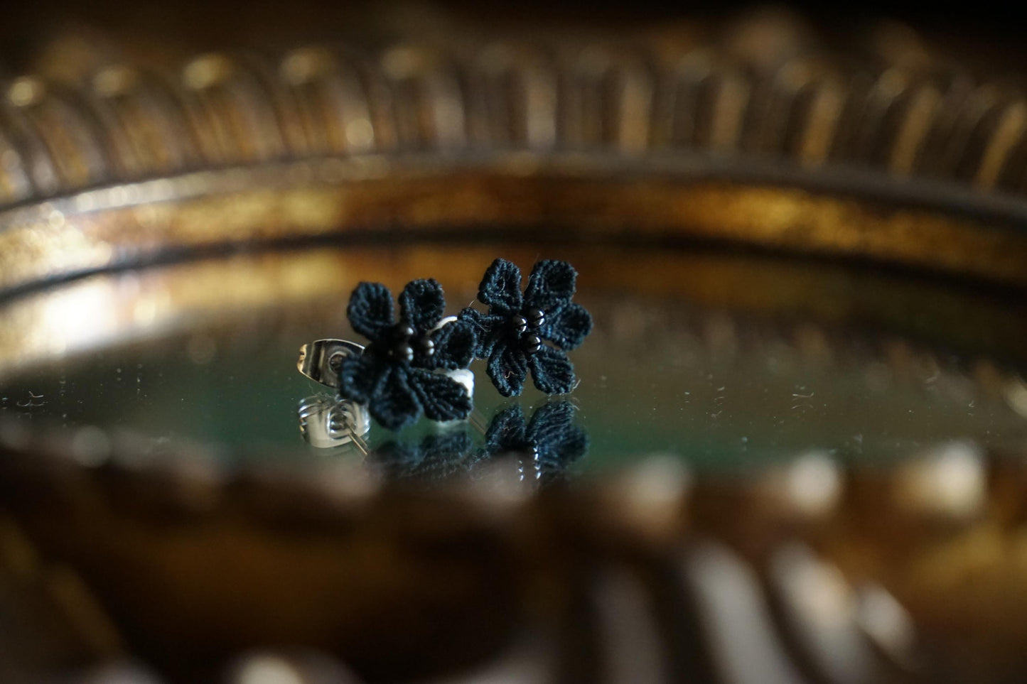 Puces d’oreilles gothiques fleurs noires et agates - Coton & Astrance