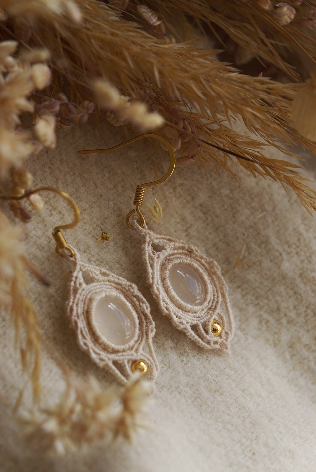 Boucles d'Oreilles en Micro Macramé en Jade Blanc - Coton & Astrance
