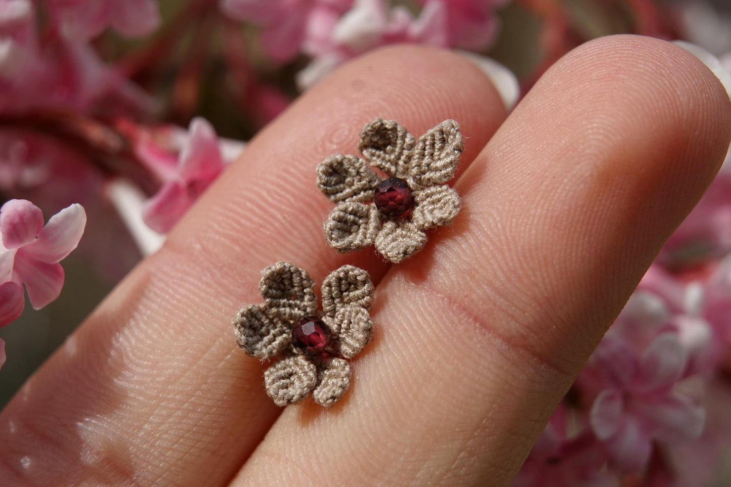 Puces d’Oreilles Florales en Micro Macramé avec grenat rouge - Coton & Astrance