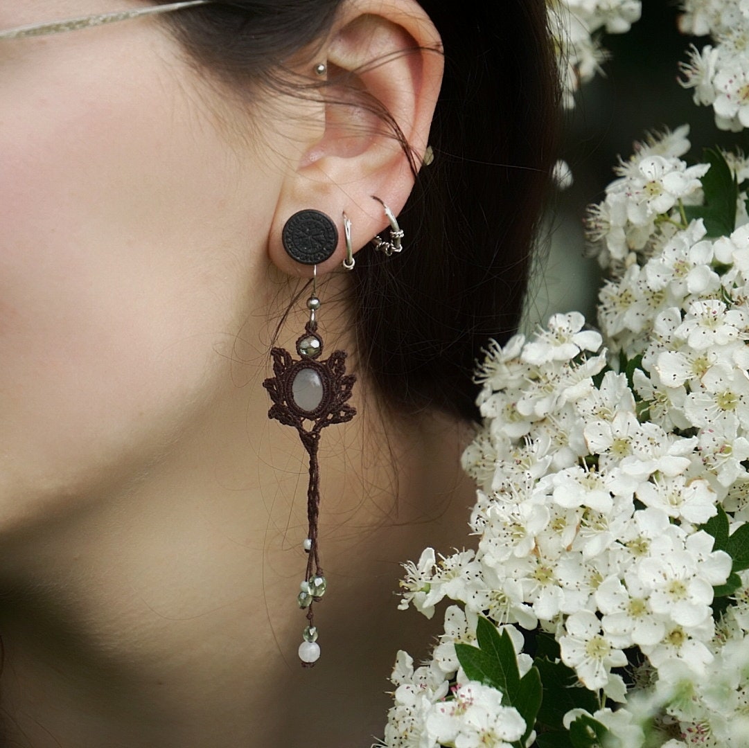 Boucles d'Oreilles en Micro Macramé avec Jade Blanc - Coton & Astrance