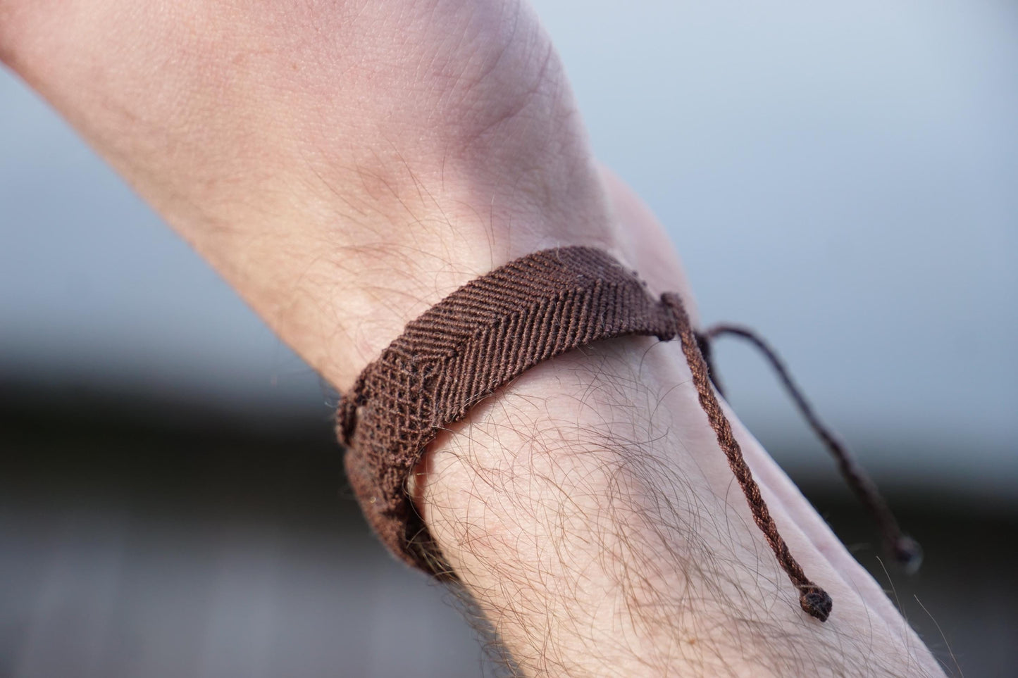 Bracelet homme manchette en micromacramé – Pierre de Soleil de l'Oregon Verte – Bijou elfique, celtique, ajustable, Bijou de couple - Coton & Astrance