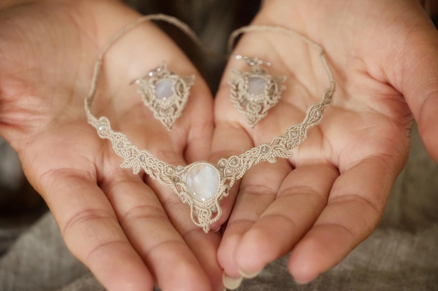 Collier V elfique labradorite pierre de lune • Ras de cou féérique - Coton & Astrance