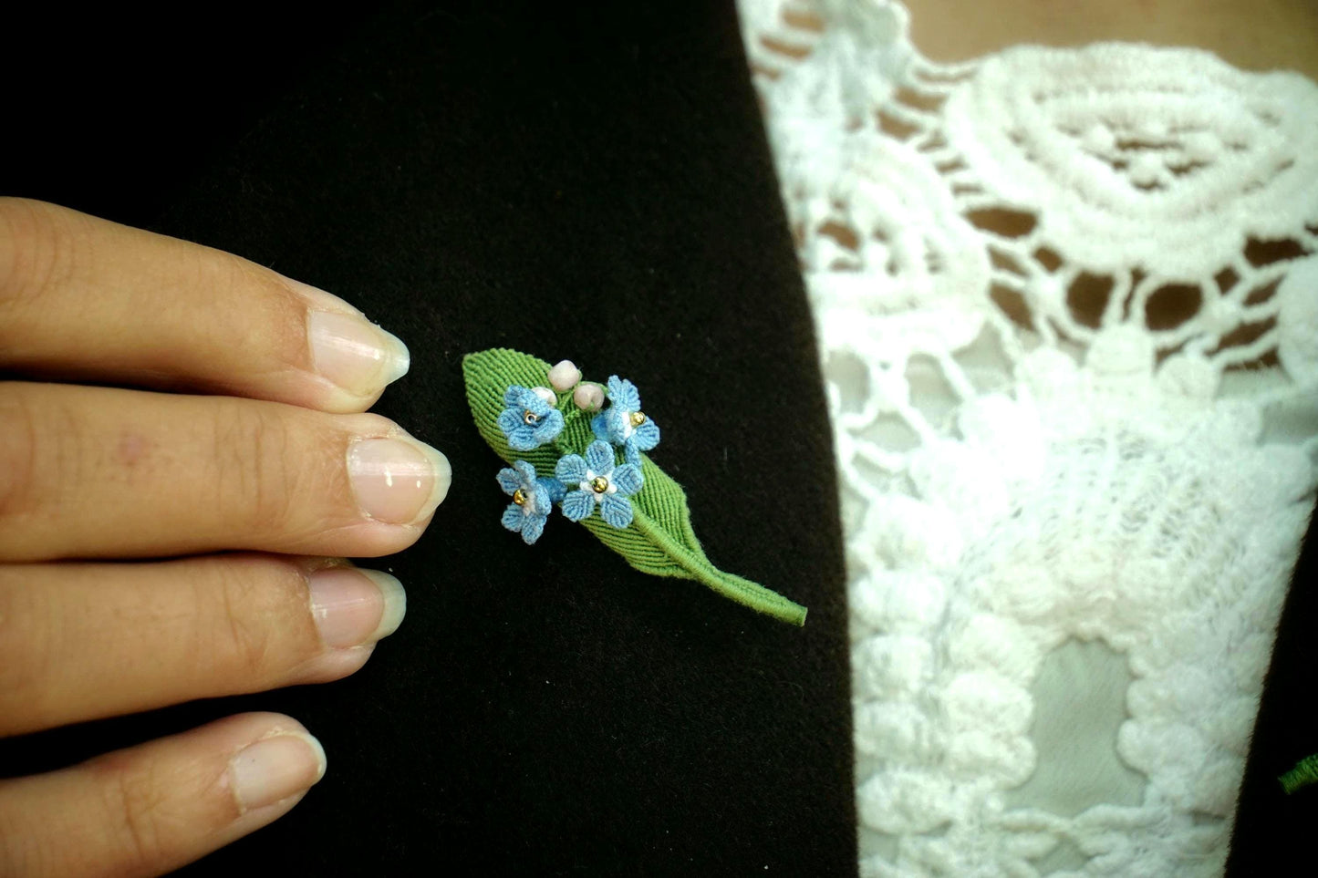 Broche Myosotis en micro macramé – Accessoire sac floral bohème elfique - Coton & Astrance