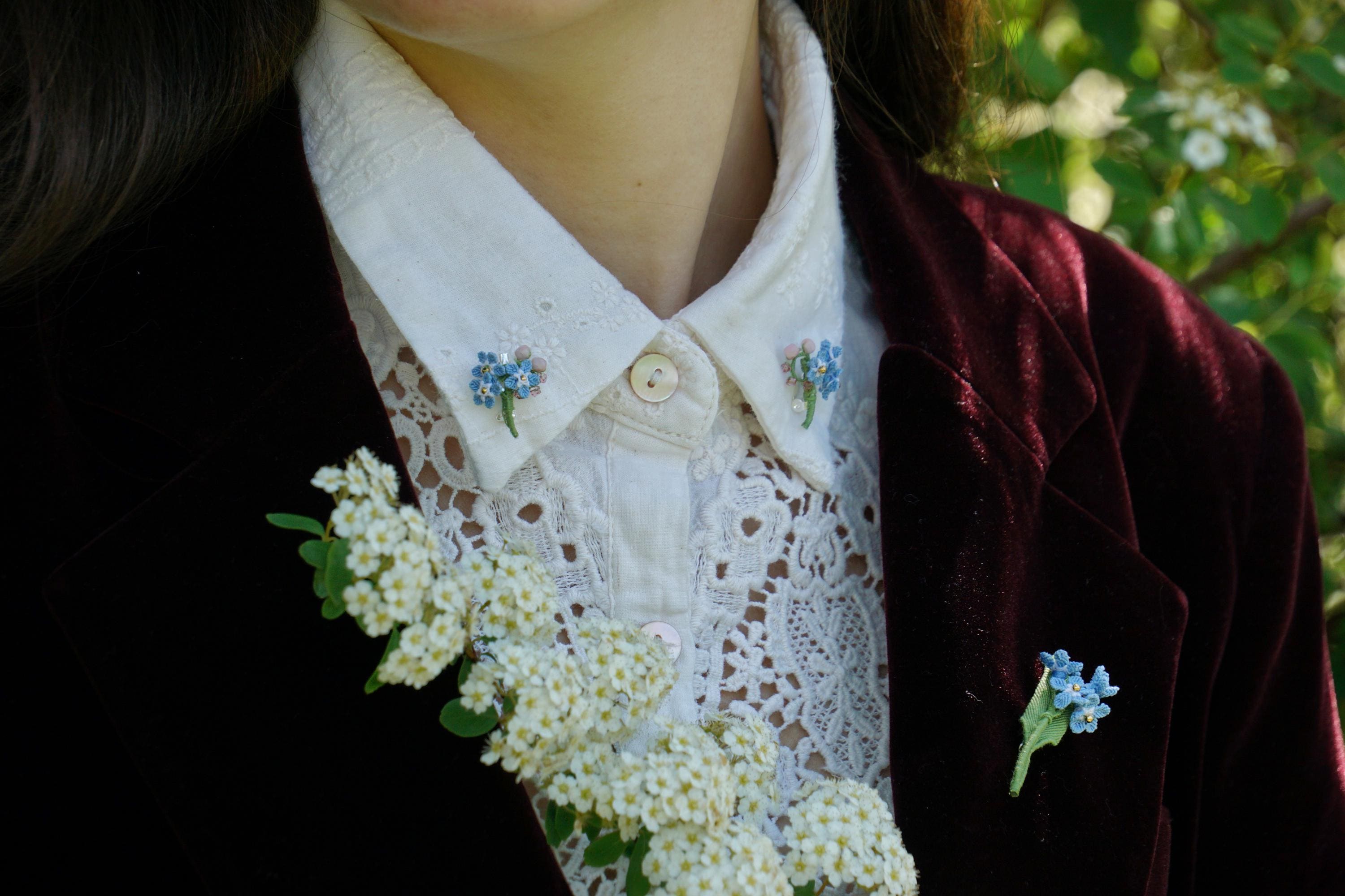 Broche de col Myosotis en micro macramé – Pin's floral bohème cottagecore - Coton & Astrance