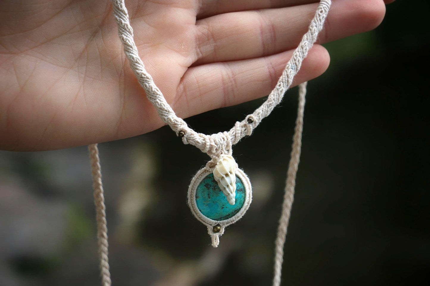 Collier ras de cou bohème réglable en micro macramé avec chrysocolle turquoise & coquillage - Coton & Astrance
