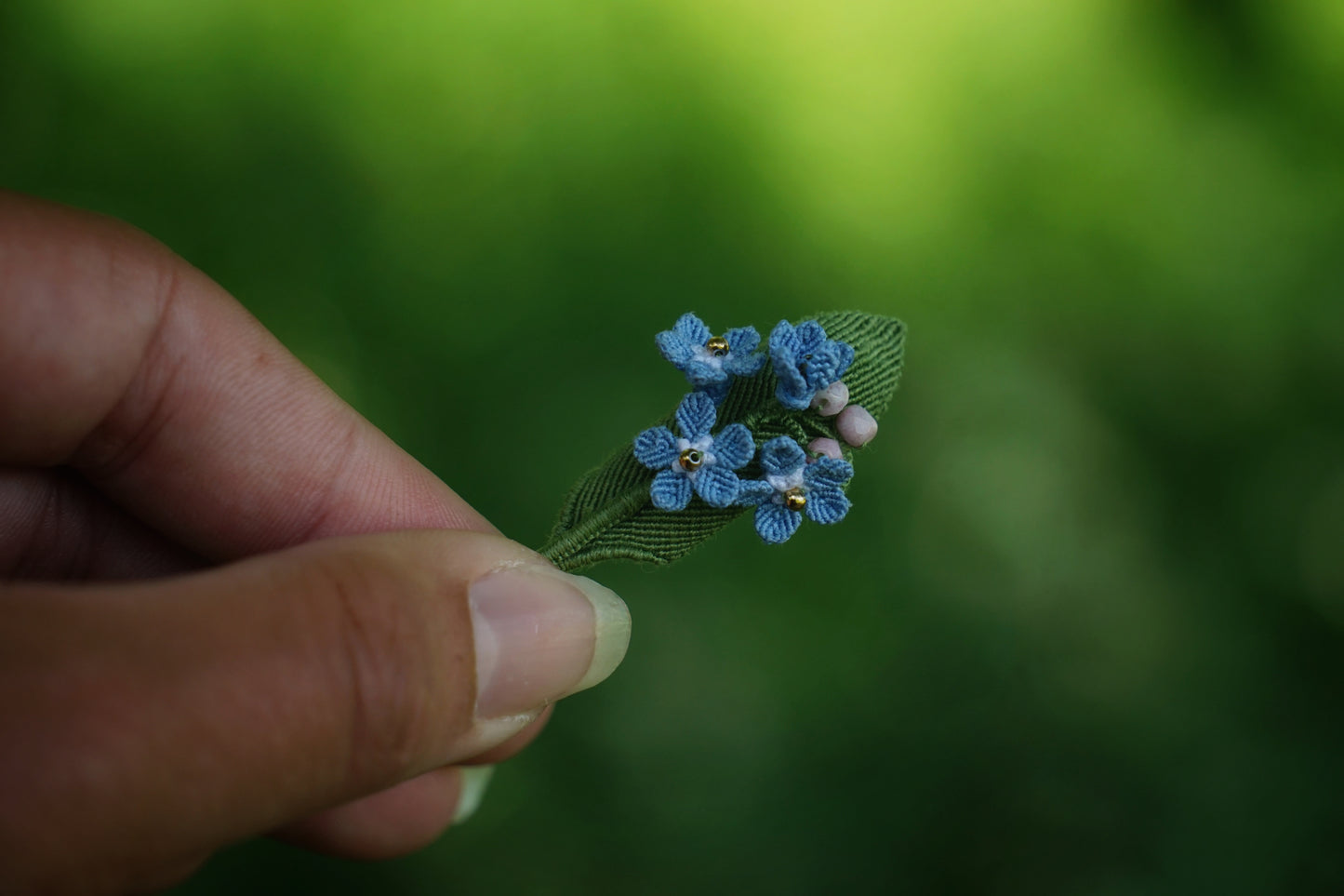 Broche Myosotis en micro macramé – Accessoire sac floral bohème elfique - Coton & Astrance