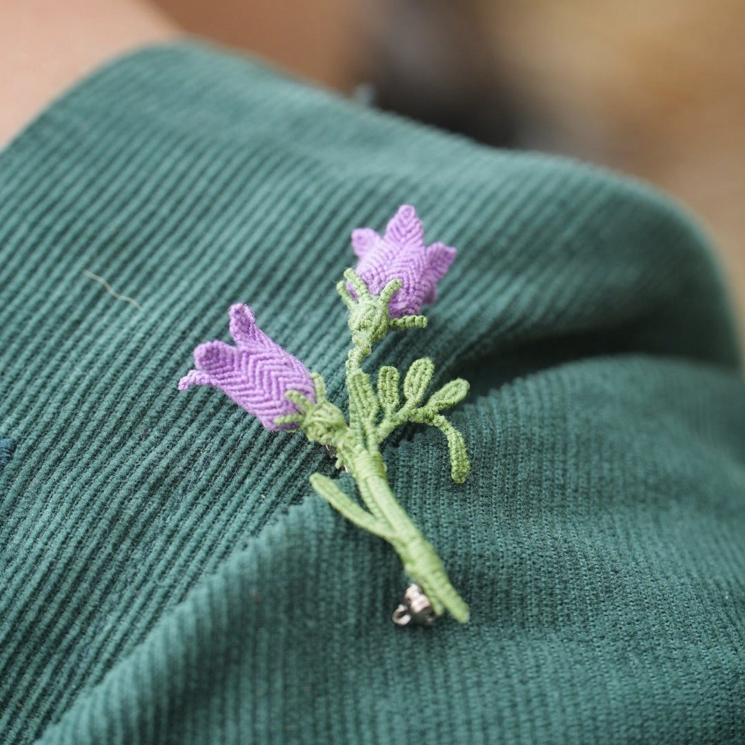 Bijou unisexe en micro macramé. Accessoire de mode inspiré de la nature et des fleurs sauvages d'été. Broche composée de deux campanules violettes avec feuille ciselée. Support de broche en laiton rhodié argenté fin avec cliquet de sécurité à tourner. Accessoire elfique, féérique pour veste, sac ou chapeau. Parfait en Boutonnière de mariage pour homme ou comme accessoires bohème pour costume et tenue de Festival. Bijou d'été poétique en 3D. Réalisé avec fil de coton de 0,3 mm vert tendre et violet.