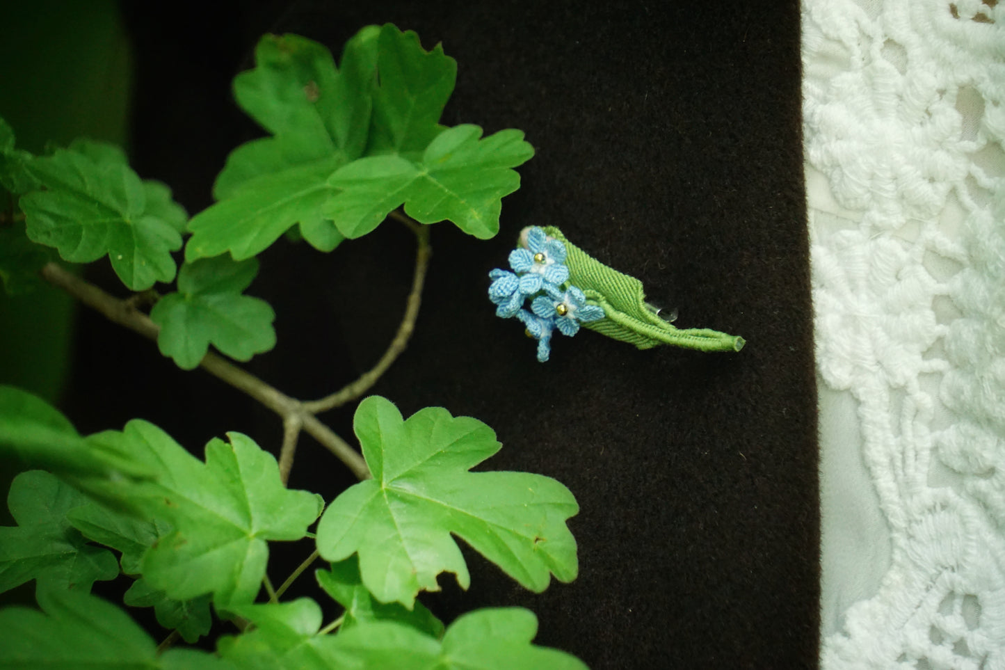 Broche Myosotis en micro macramé – Accessoire sac floral bohème elfique - Coton & Astrance