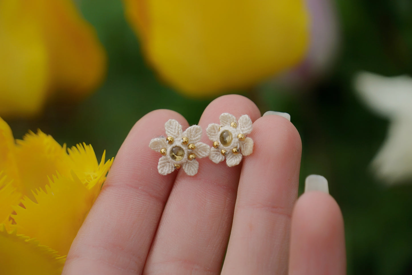Puces florales micro macramé & citrine – Boucles elfiques - Coton & Astrance