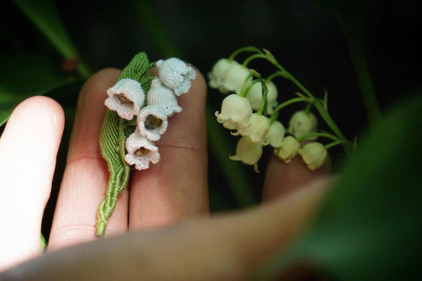 Broche Muguet micro macramé – Bijou floral fait main - Coton & Astrance
