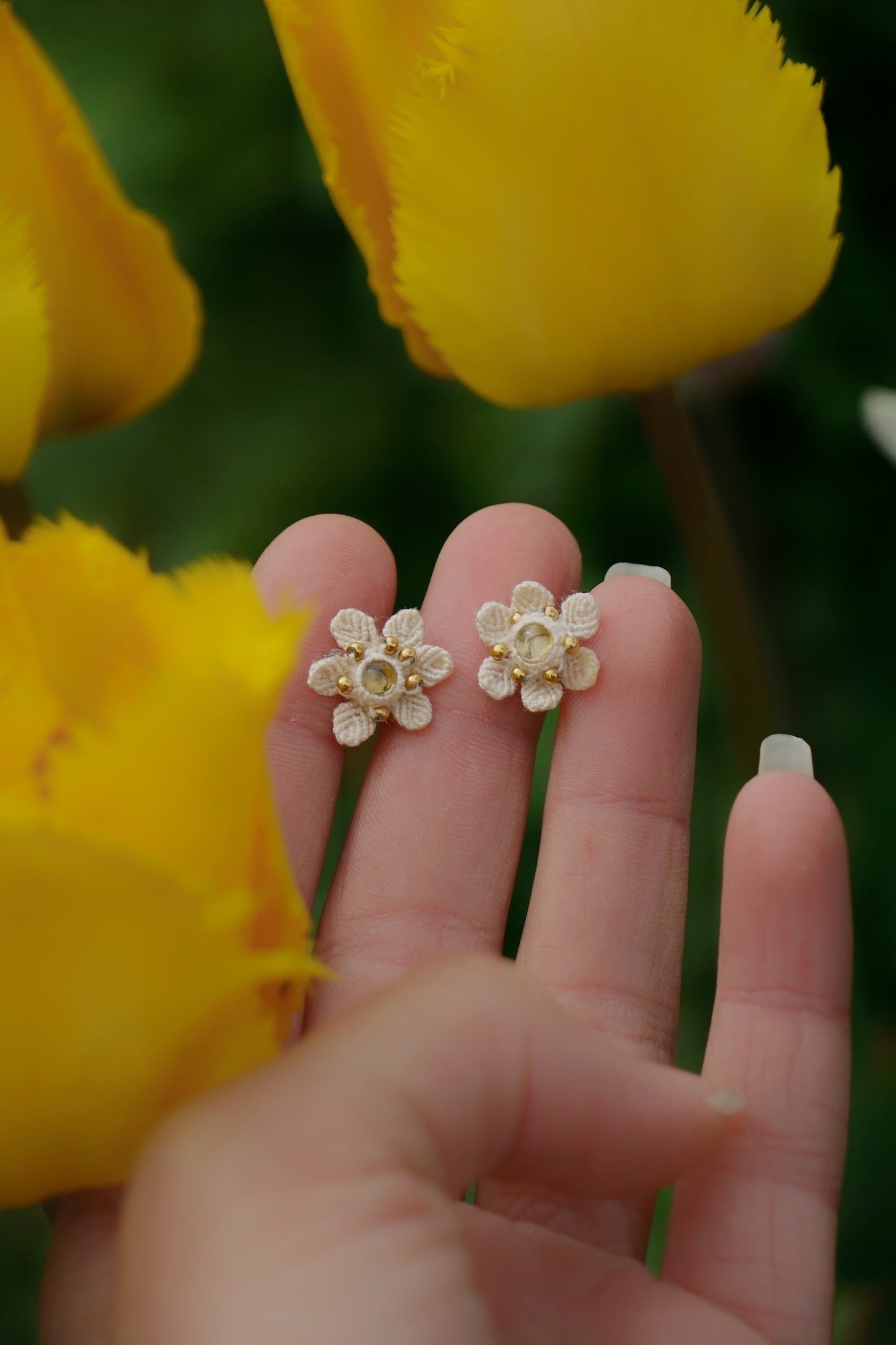 Puces florales micro macramé & citrine – Boucles elfiques - Coton & Astrance