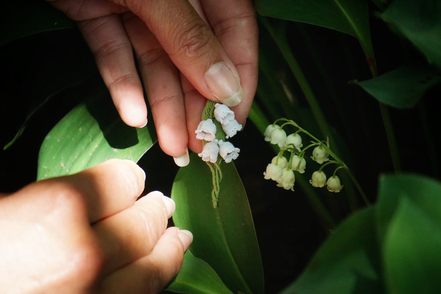 Broche Muguet micro macramé – Bijou floral fait main - Coton & Astrance
