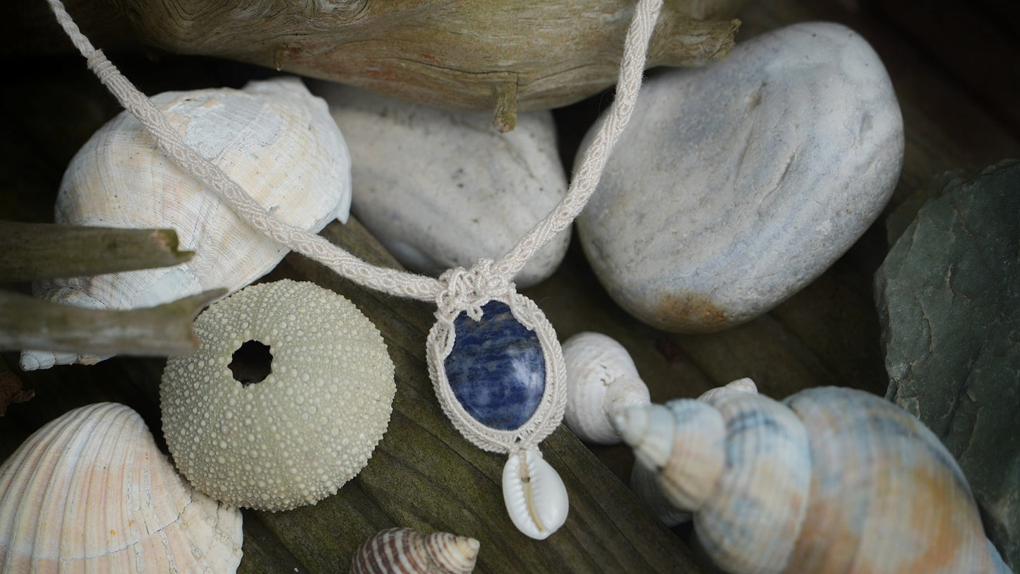 Collier micro macramé unisexe bleu sodalite & cauri – été bohème - Coton & Astrance