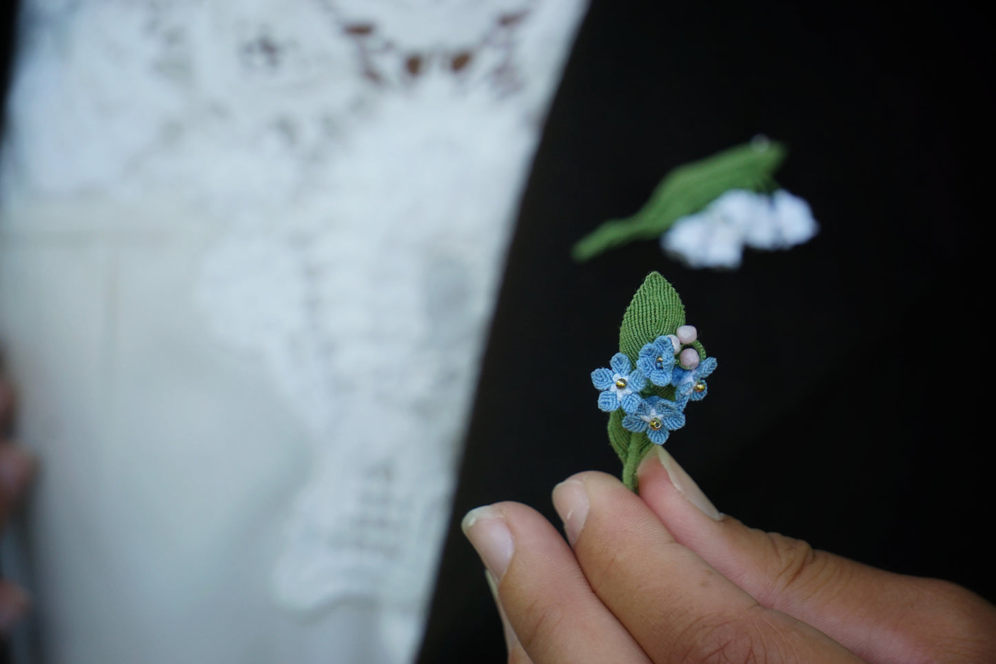 Broche Myosotis en micro macramé – Accessoire sac floral bohème elfique - Coton & Astrance