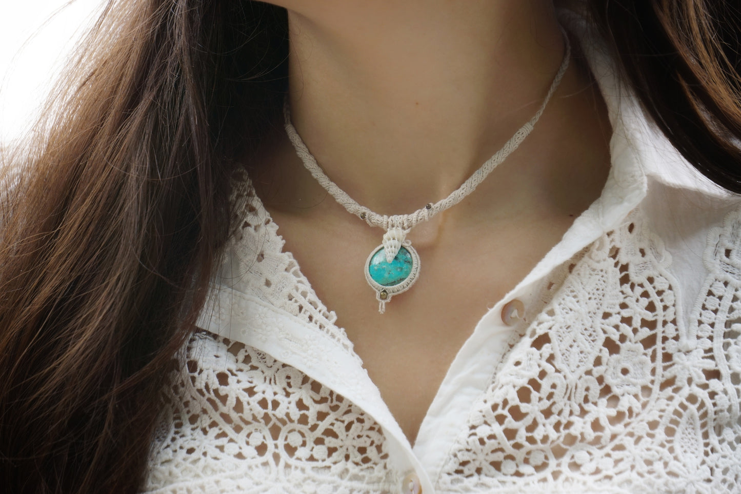 Collier ras de cou avec chrysocolle turquoise & coquillage - Coton & Astrance