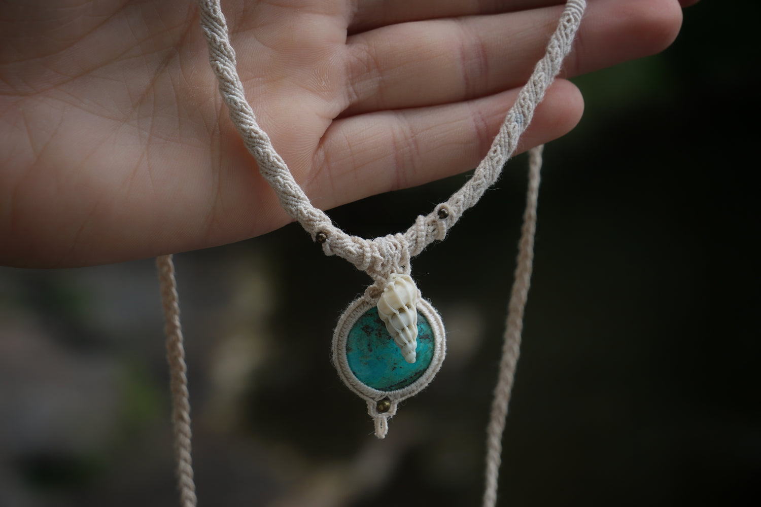 Collier ras de cou avec chrysocolle turquoise & coquillage - Coton & Astrance