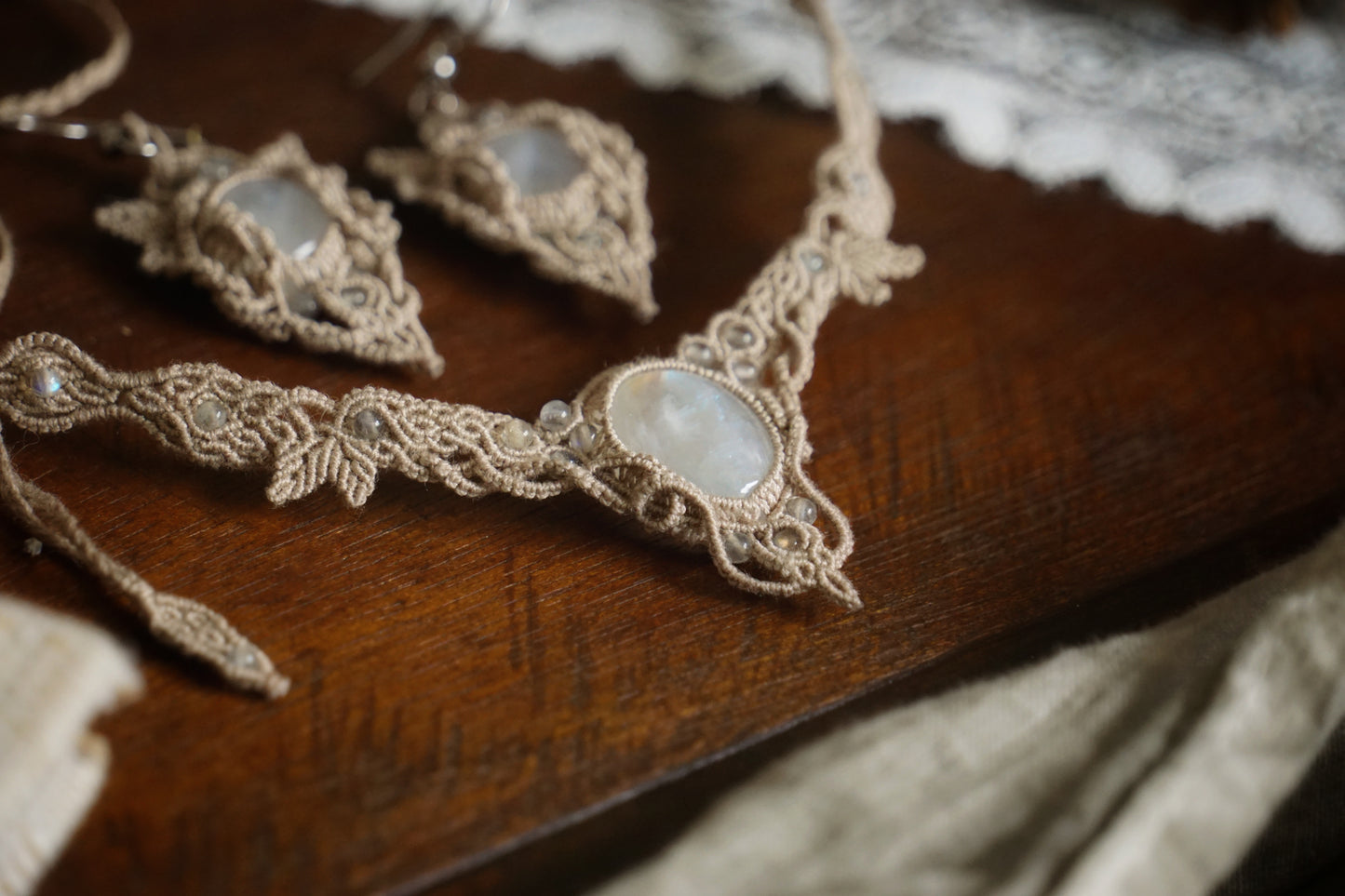 Collier V elfique labradorite pierre de lune • Ras de cou féérique - Coton & Astrance