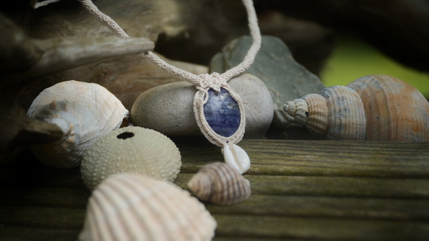 Collier micro macramé unisexe bleu sodalite & cauri – été bohème - Coton & Astrance