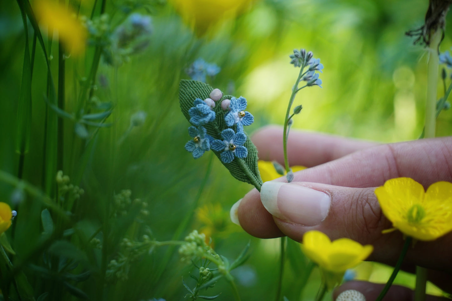 Broche Myosotis en micro macramé – Accessoire sac floral bohème elfique - Coton & Astrance