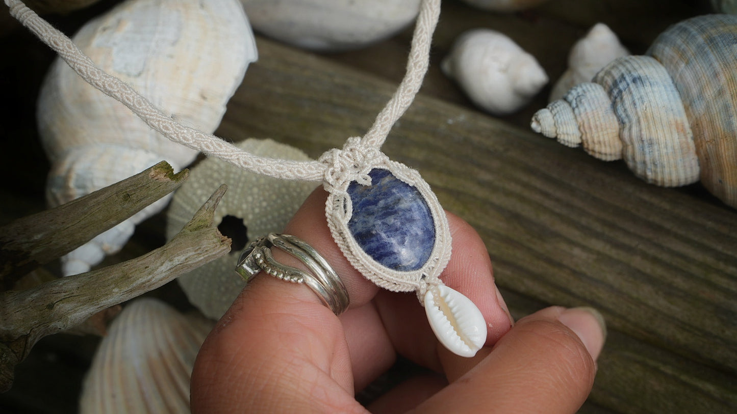 Collier micro macramé unisexe bleu sodalite & cauri – été bohème - Coton & Astrance