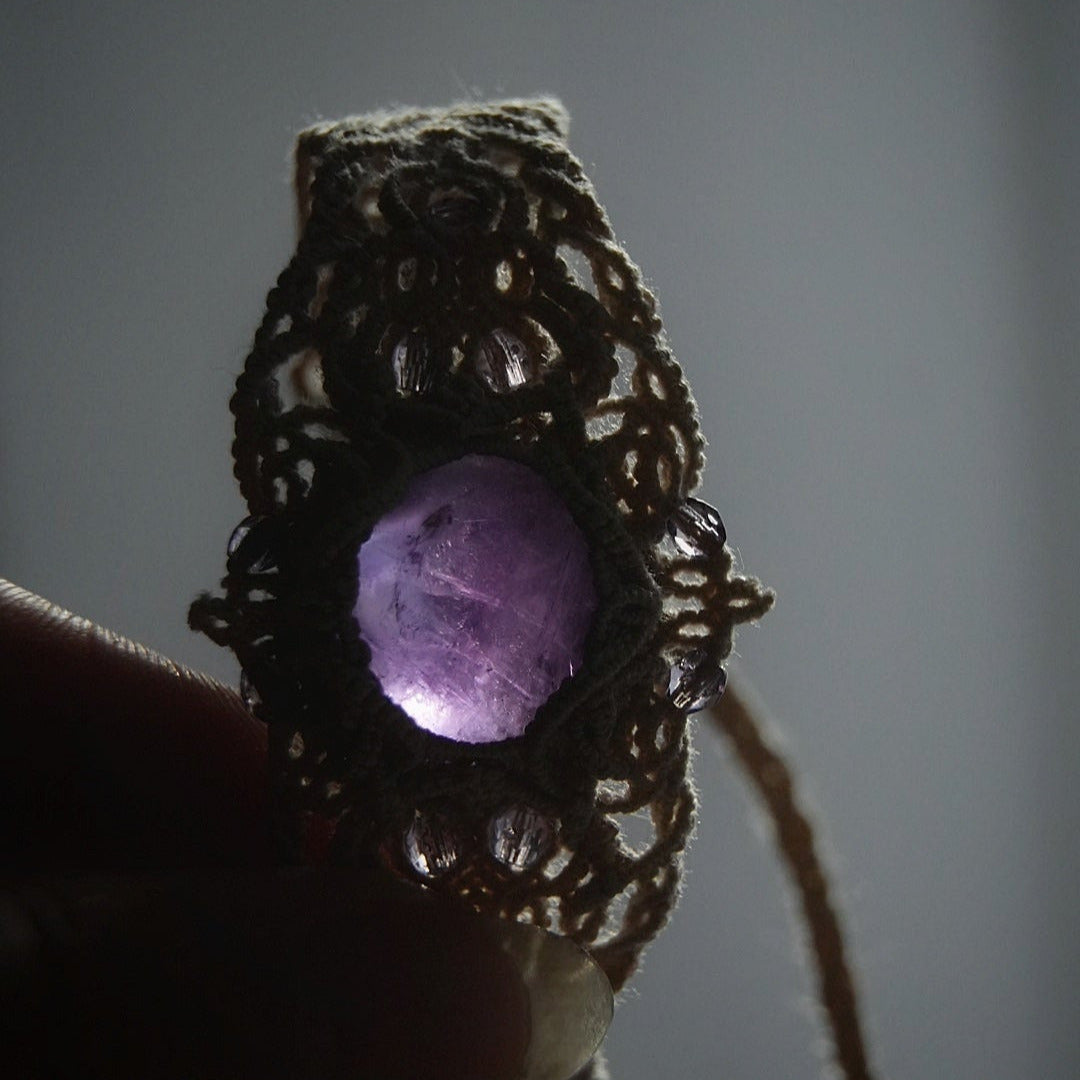 Manchette améthyste violette et coton beige, bracelet bohème elfique inspiré des rituels de sorcières et de la magie protectrice. Coton et Astrance
