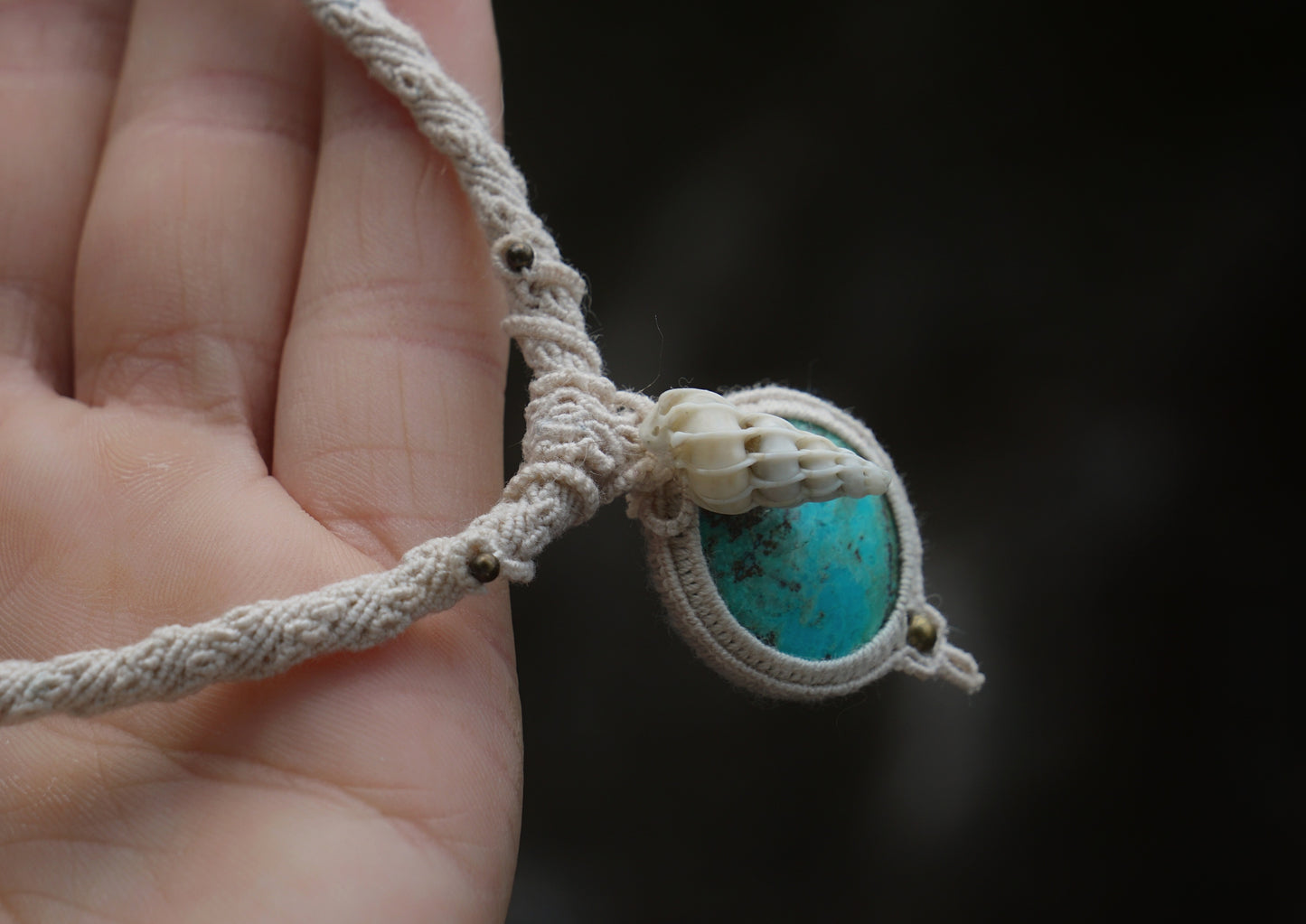 Collier ras de cou avec chrysocolle turquoise & coquillage - Coton & Astrance