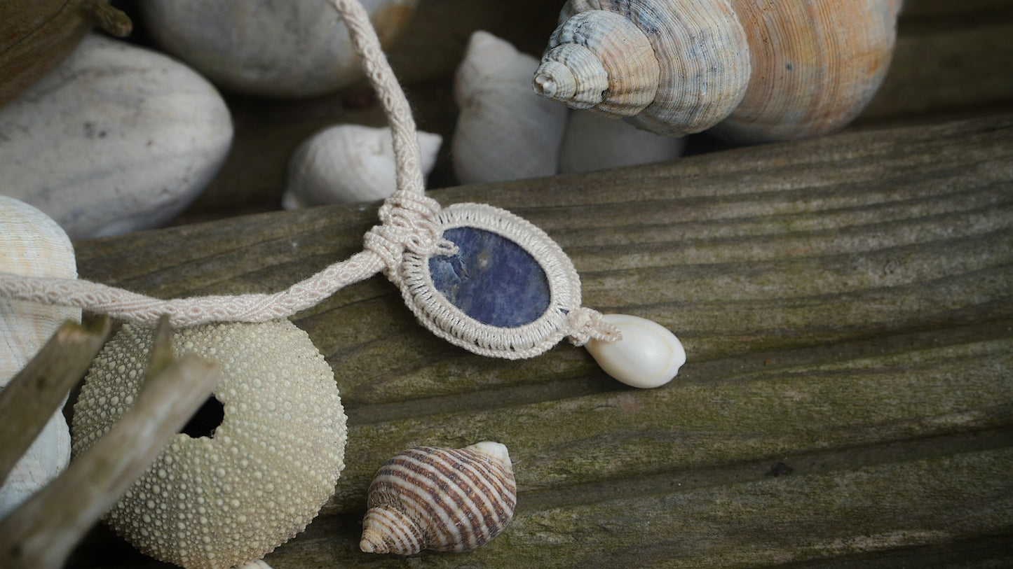Collier micro macramé unisexe bleu sodalite & cauri – été bohème - Coton & Astrance