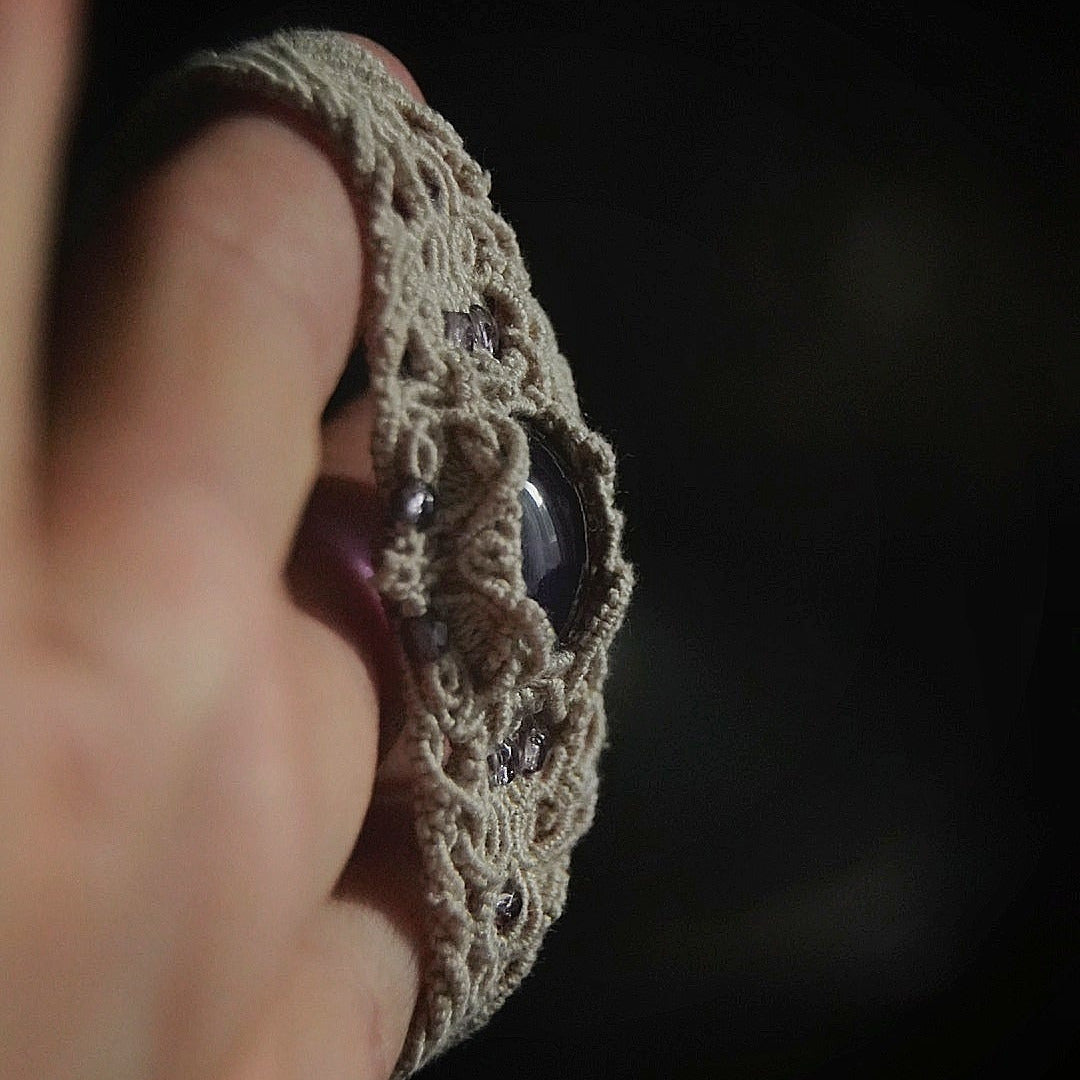 Manchette améthyste violette et coton beige, bracelet bohème elfique inspiré des rituels de sorcières et de la magie protectrice. Coton et Astrance
