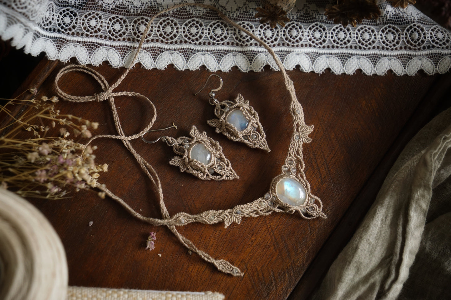 Collier V elfique labradorite pierre de lune • Ras de cou féérique - Coton & Astrance