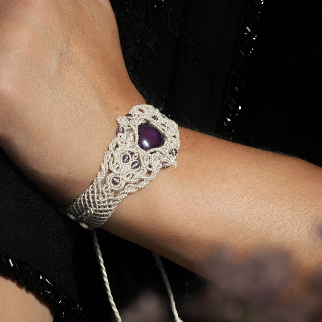 Bracelet manchette en améthyste violette, bijou wicca artisanal en micro macramé, porté avec dentelle noire dans une ambiance sorcière mystique. Coton et Astrance