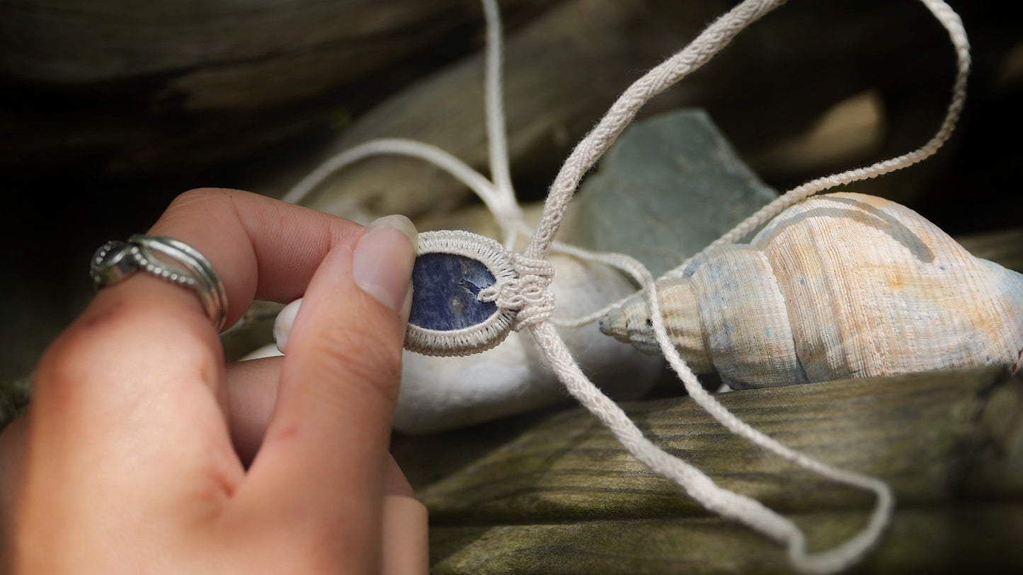 Collier micro macramé unisexe bleu sodalite & cauri – été bohème - Coton & Astrance