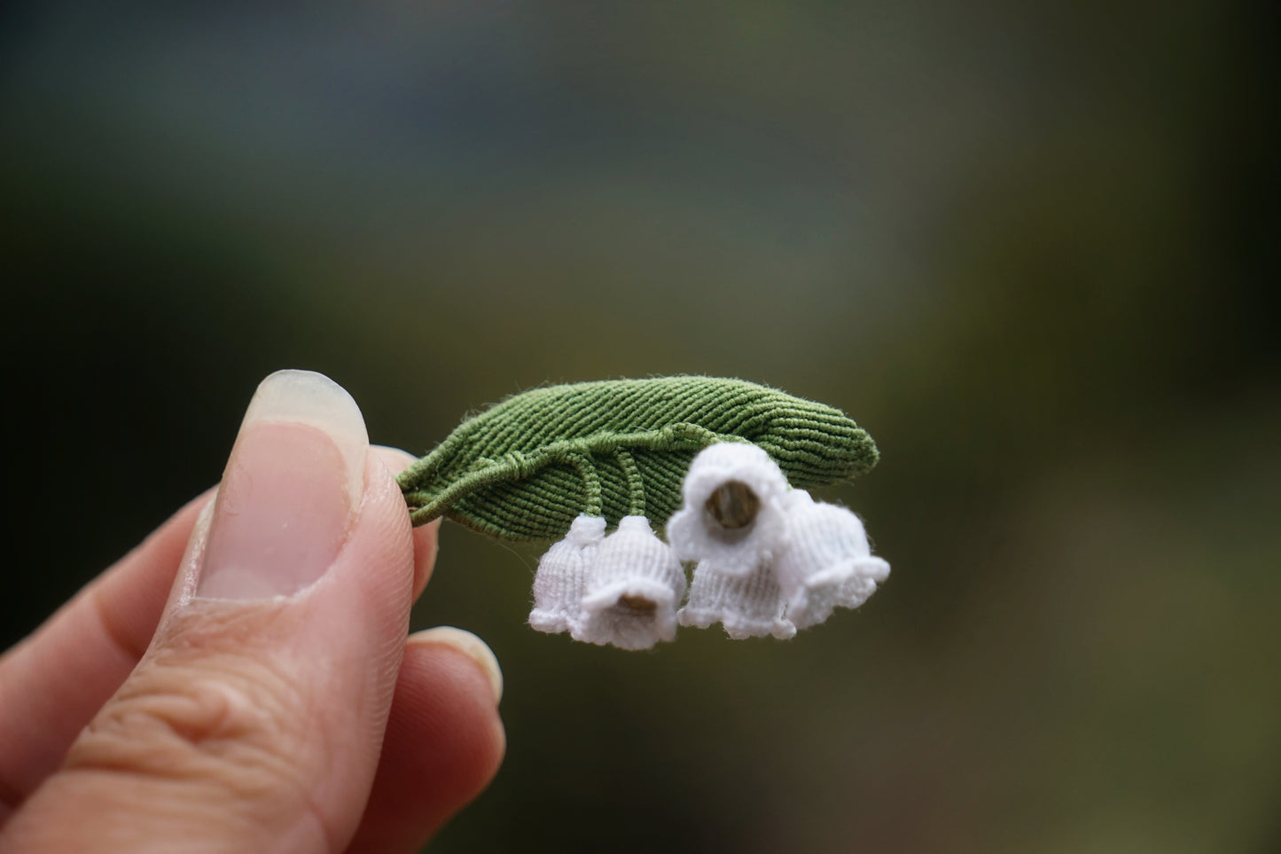 Broche Muguet micro macramé – Bijou floral fait main - Coton & Astrance
