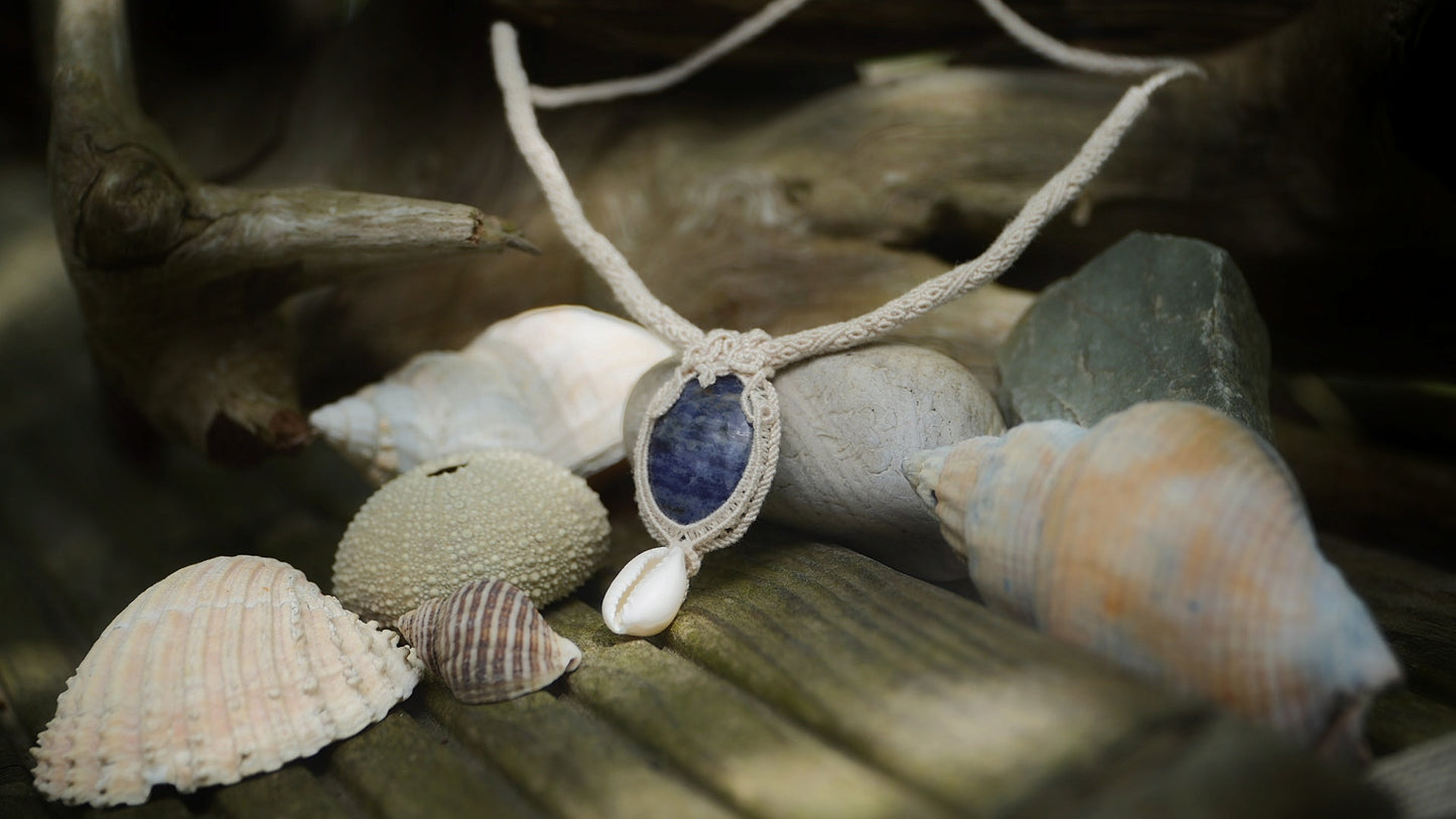 Collier micro macramé unisexe bleu sodalite & cauri – été bohème - Coton & Astrance
