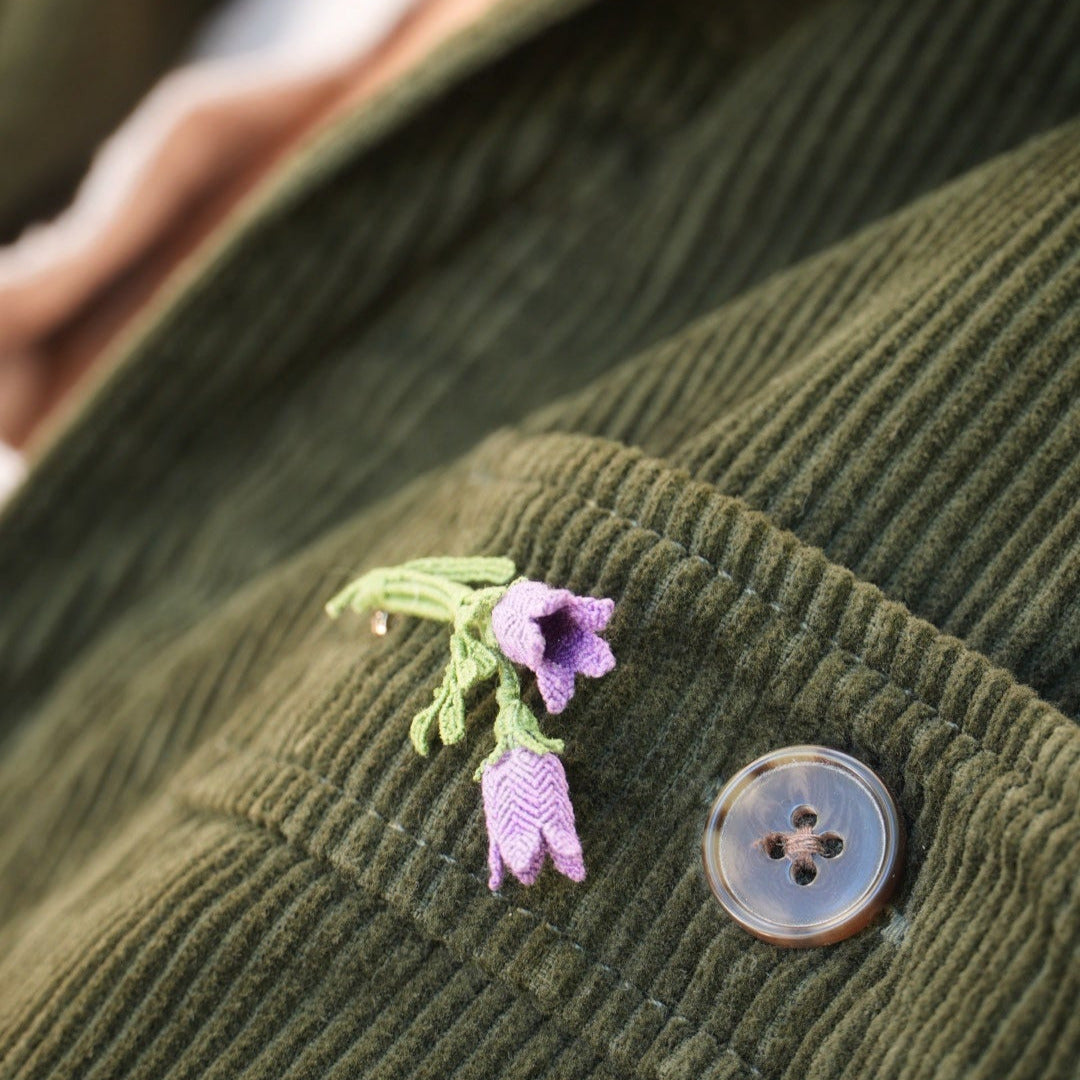 Bijou unisexe en micro macramé. Accessoire de mode inspiré de la nature et des fleurs sauvages d'été. Broche composée de deux campanules violettes avec feuille ciselée. Support de broche en laiton rhodié argenté fin avec cliquet de sécurité à tourner. Accessoire elfique, féérique pour veste, sac ou chapeau. Parfait en Boutonnière de mariage pour homme ou comme accessoires bohème pour costume et tenue de Festival. Bijou d'été poétique en 3D. Réalisé avec fil de coton de 0,3 mm vert tendre et violet.