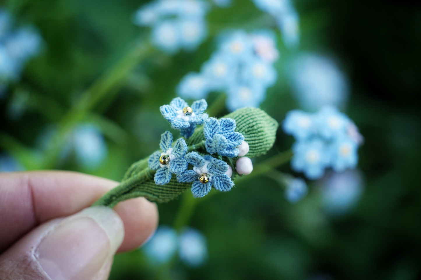 Broche Myosotis en micro macramé – Accessoire sac floral bohème elfique - Coton & Astrance
