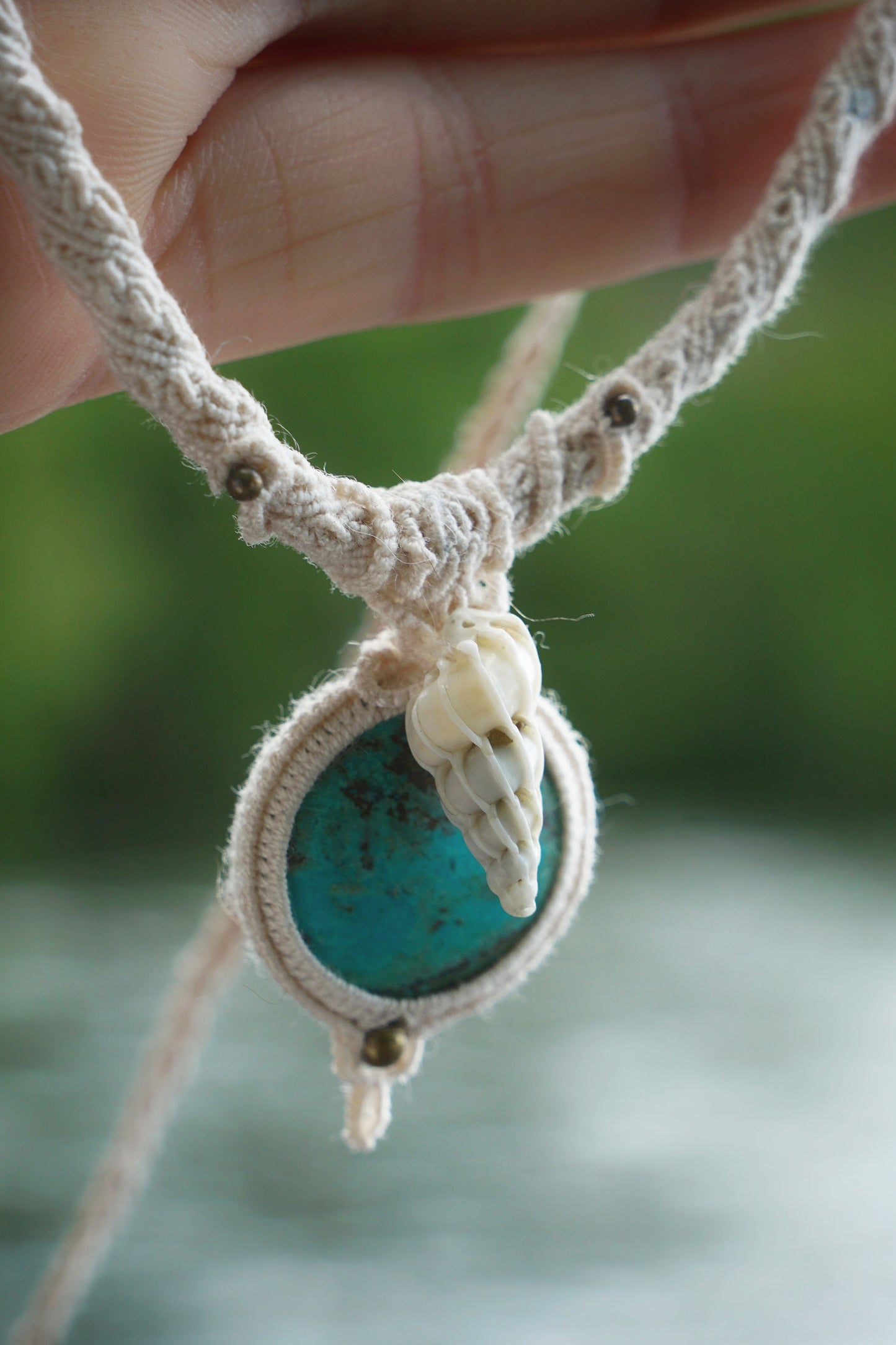 Collier ras de cou avec chrysocolle turquoise & coquillage - Coton & Astrance
