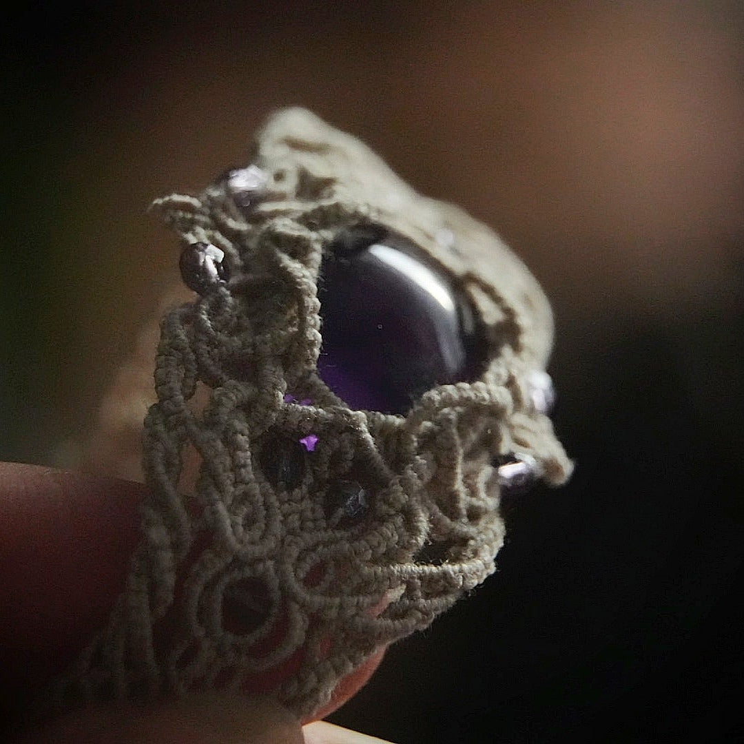 Bijou manchette elfique réglable en améthyste violette, accessoire ésotérique et gothique romantique, talisman wicca fait main. Coton et Astrance