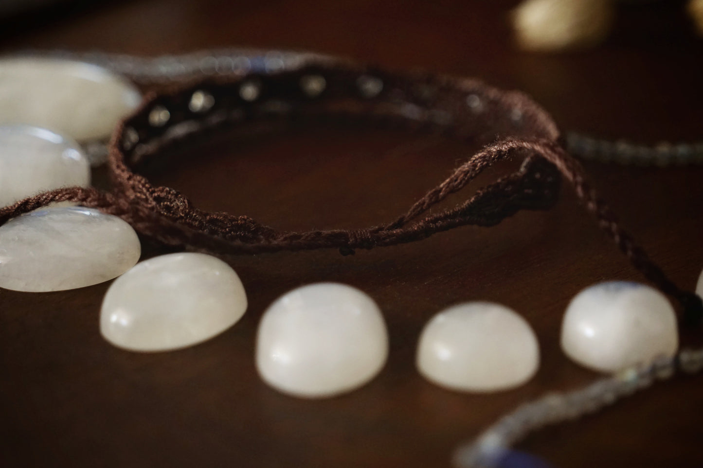 Bracelet Double Rang Réglable en Micro Macramé – Labradorite aux reflets bleus - Coton & Astrance