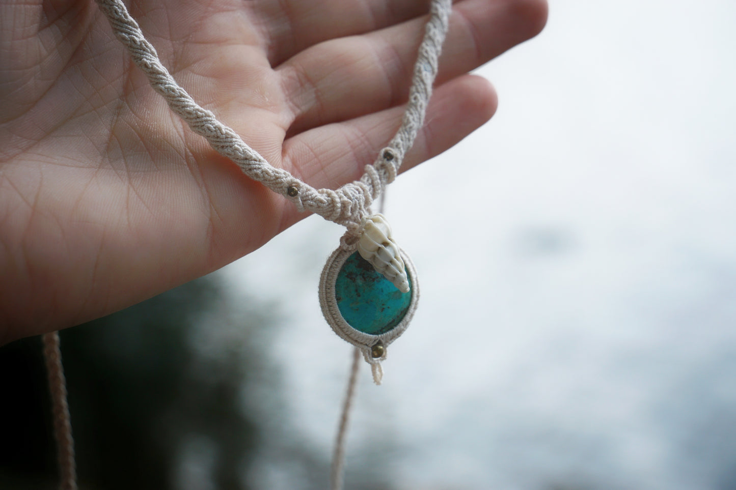 Collier ras de cou avec chrysocolle turquoise & coquillage - Coton & Astrance