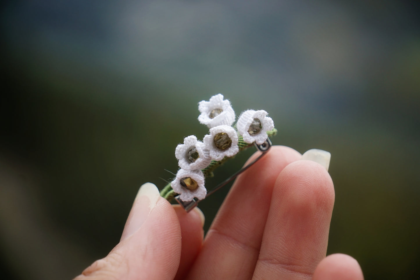 Broche Muguet micro macramé – Bijou floral fait main - Coton & Astrance